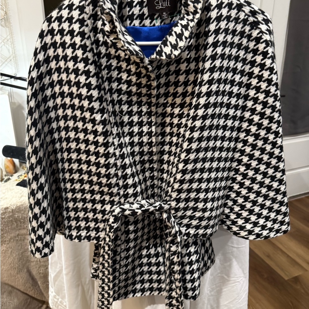 Luii Black and White Houndstooth Cape - Picture 1 of 8